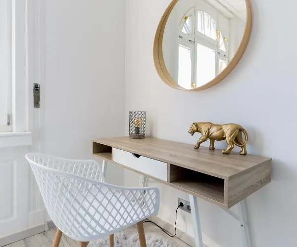 Designer On The Broadway With 2br And Ac