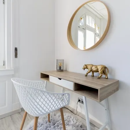 Designer On The Broadway With 2br And Ac