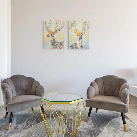 Designer On The Broadway With 2br And Ac *