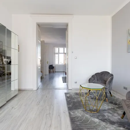 Designer On The Broadway With 2br And Ac Apartment Budapest