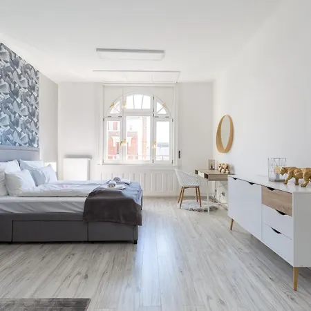 Designer On The Broadway With 2br And Ac Apartment