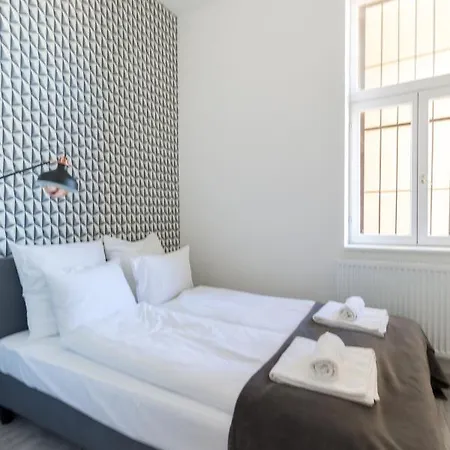 Apartment Designer On The Broadway With 2br And Ac Budapest