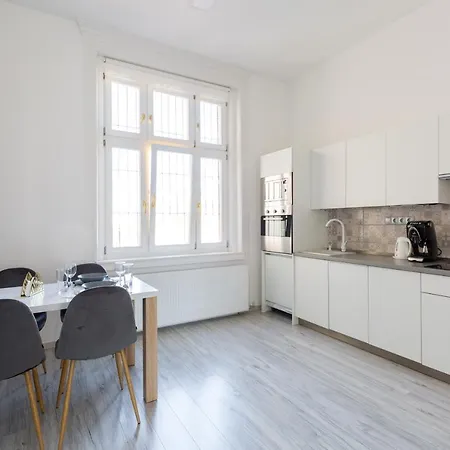 Designer On The Broadway With 2br And Ac Apartment Budapest