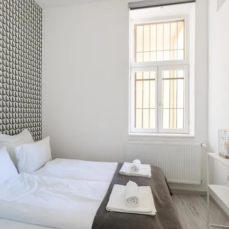 Designer On The Broadway With 2br And Ac Apartment *