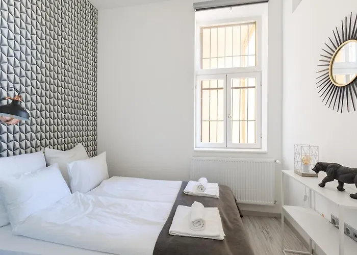 Designer On The Broadway With 2br And Ac Apartament *