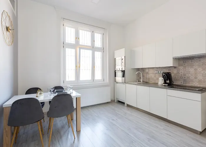 Designer On The Broadway With 2br And Ac Daire Budapeşte